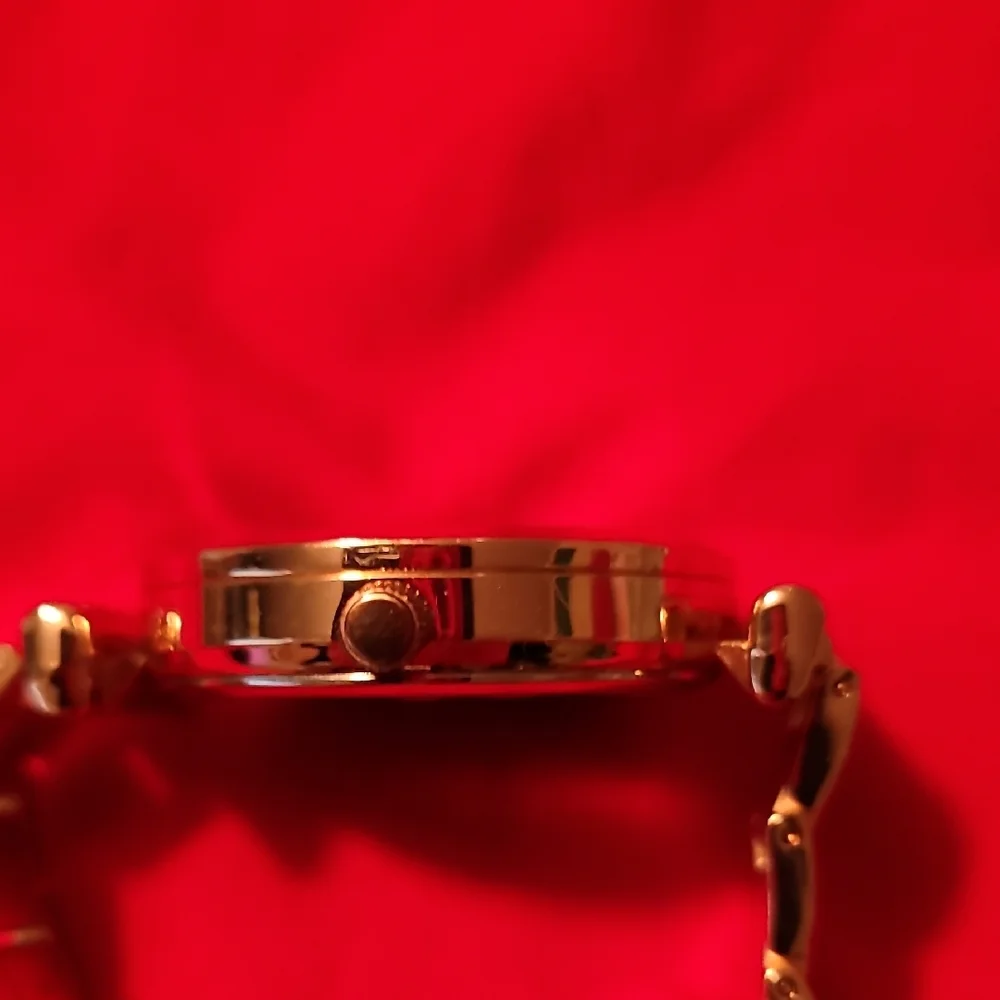 Elegant Gold Watch with Crystal‎ Accents
